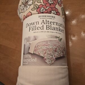 Berkshire Floral Down Alternative Filled Blanket - Cream and Pink - TWIN